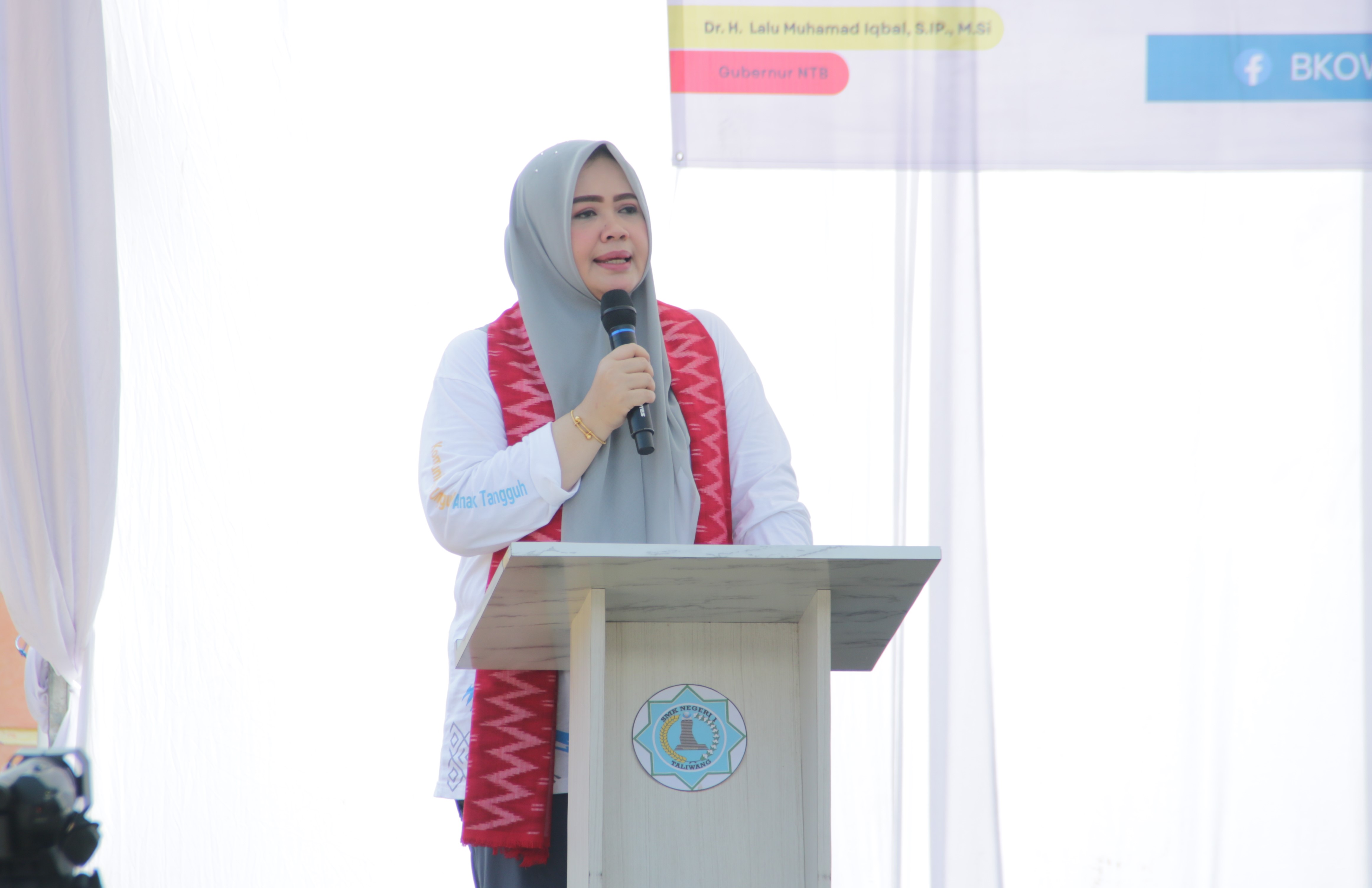 Dihadiri Wagub NTB dan Wabup KSB, SMKN 1 Taliwang Jadi Tuan Rumah Sosialisasi Pencegahan Kekerasan dan Pendewasaan Usia Perkawinan BKOW NTB