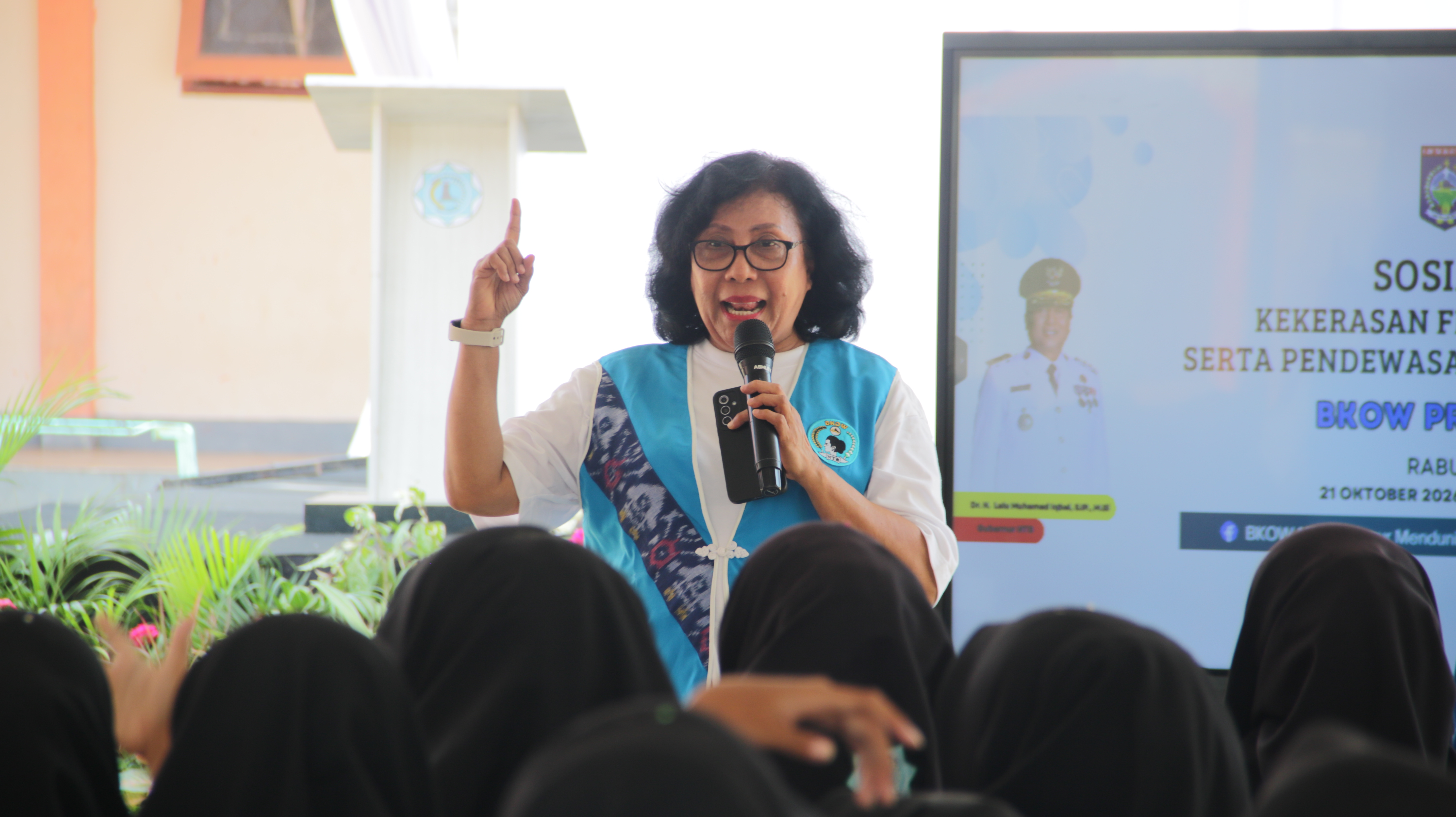Tim BKOW Provinsi NTB Sampaikan Edukasi Bahaya Kekerasan Fisik, Seksual, dan Pentingnya Pendewasaan Usia Perkawinan di SMKN 1 Taliwang