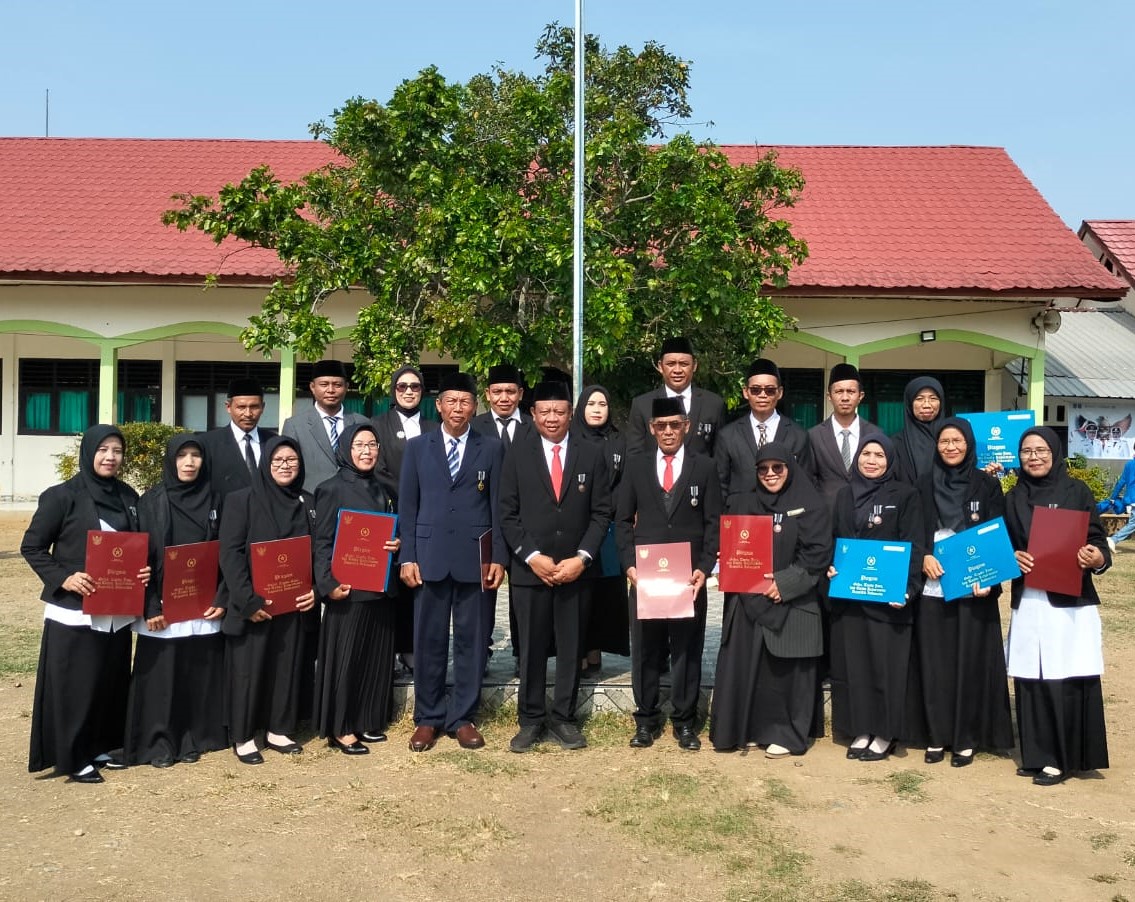 Pengabdian Tanpa Batas, Kepala SMKN 1 Taliwang Terima Tanda Kehormatan Satyalancana Karya Satya dari Presiden RI
